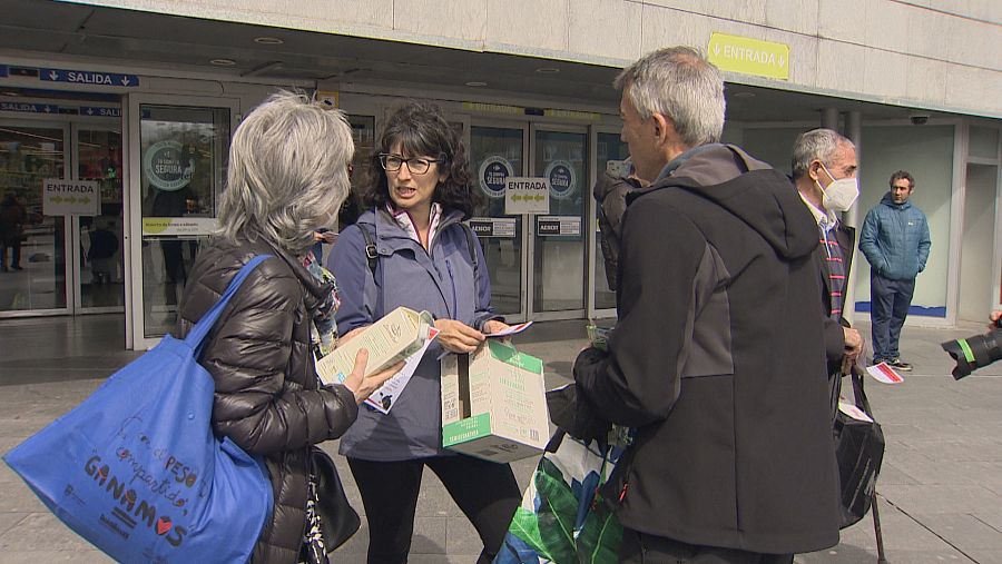 Ganaderos navarros regalan leche como protesta por los precios de su producto