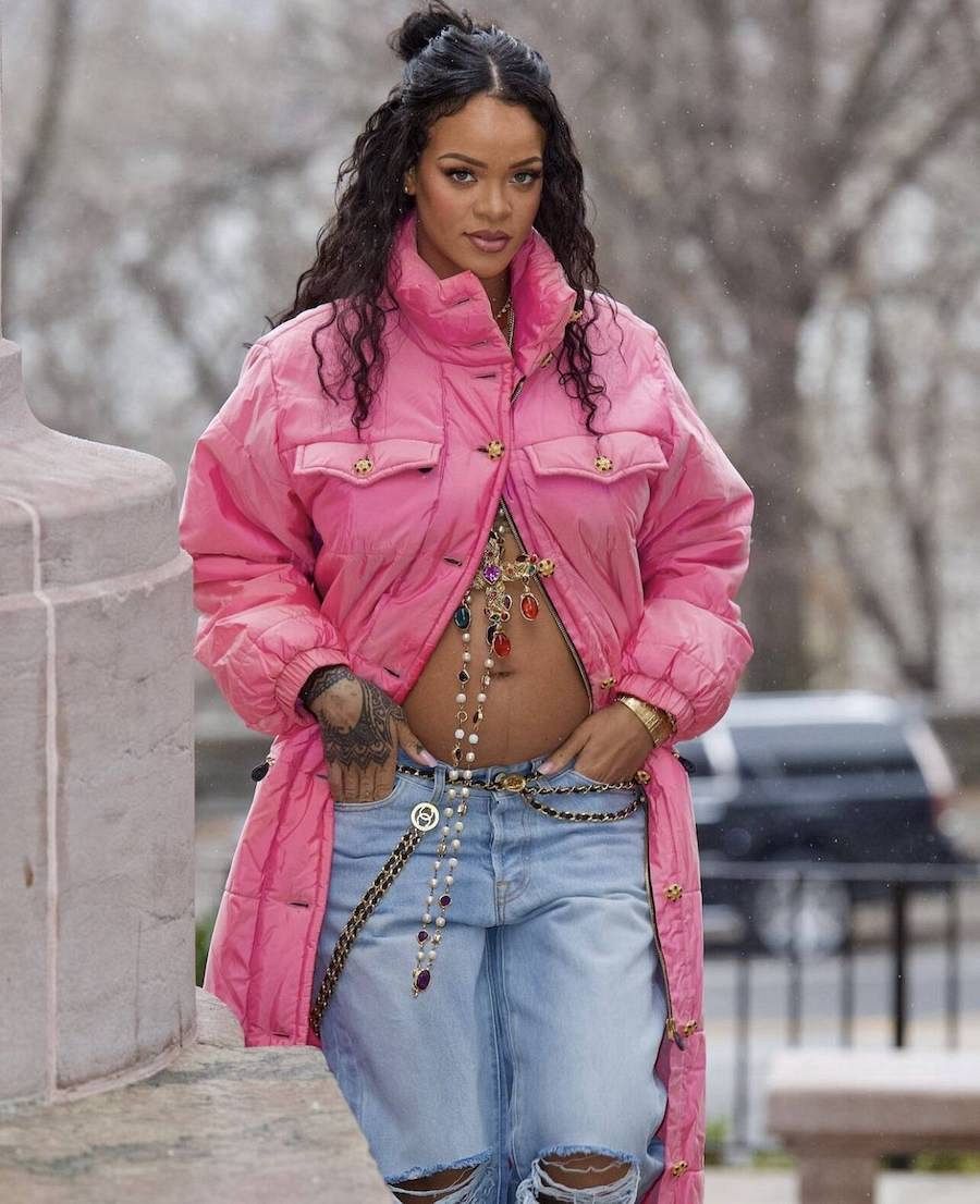 La cantante Rihanna con un abrigo rosa