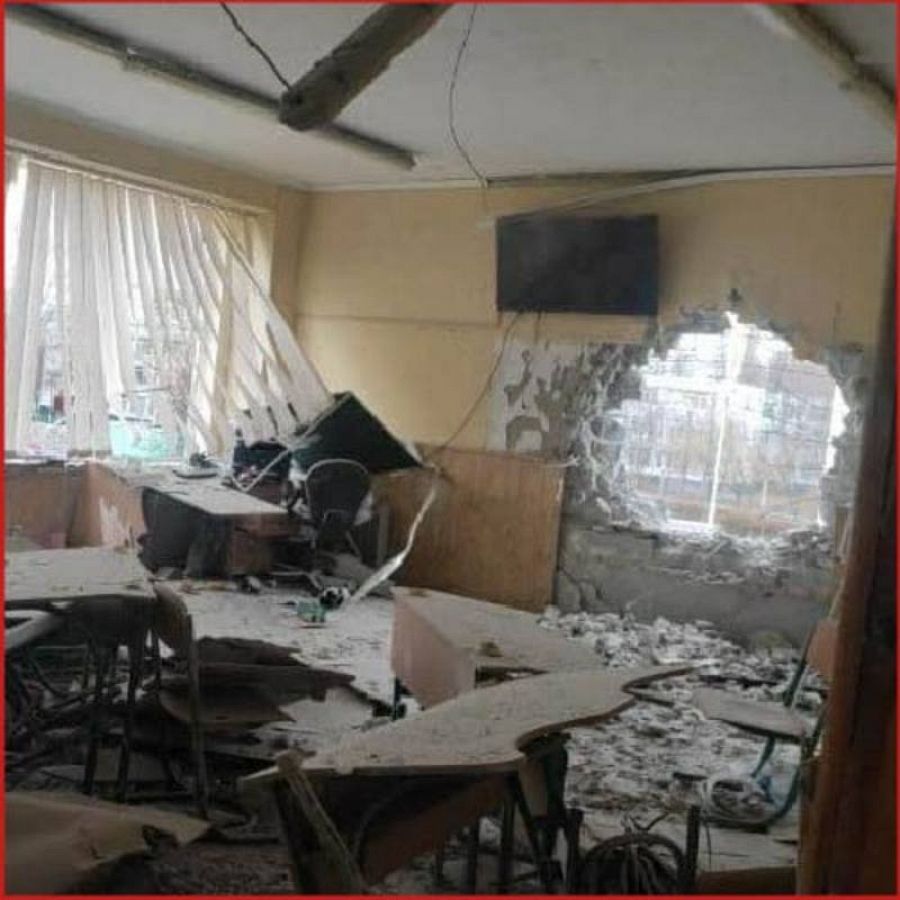 Daños en el interior de la escuela bombardeada.