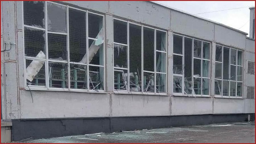 Daños en el exterior de una escuela del barrio de Saltivka (Járkov).