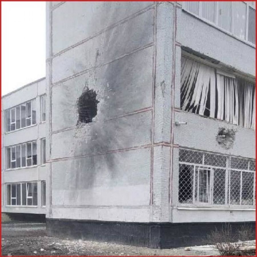 Un proyectil atravesó la fachada de esta escuela en Járkov.
