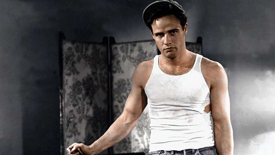 Marlon Brando en tirantes en la escena de una película