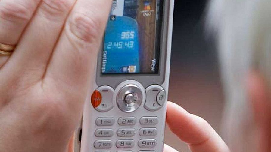 Imagen de uno de los primeros teléfonos móviles de se inventaron