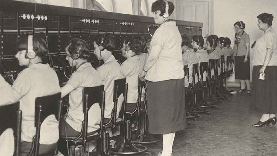 Varias telefonistas trabajando a mediados de los años 20
