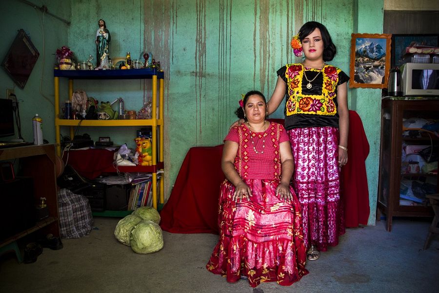 Una muxe junto a su madre en Tehuantepec, México