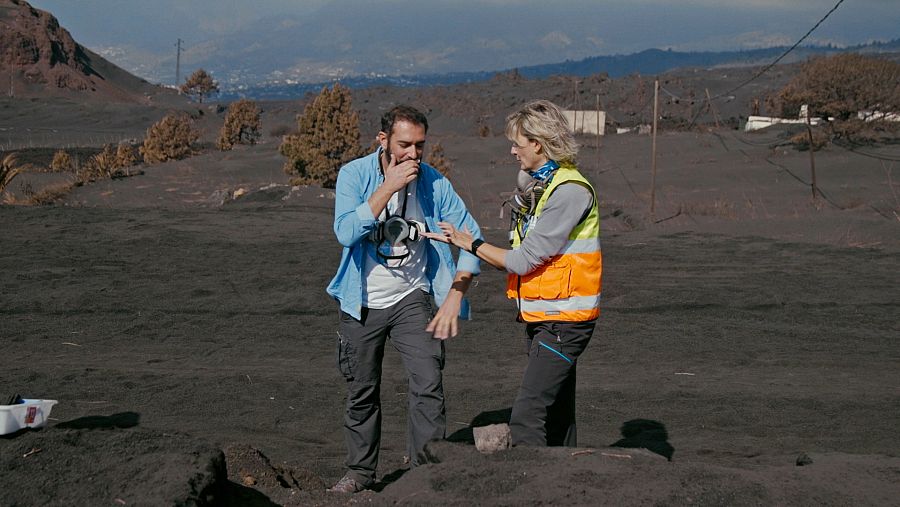 Pere Estupinyà con la geóloga Juana Vegas