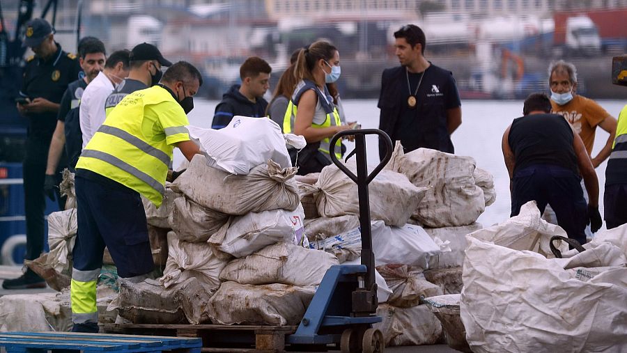 Descarga de los fardos de droga del buque apresado.