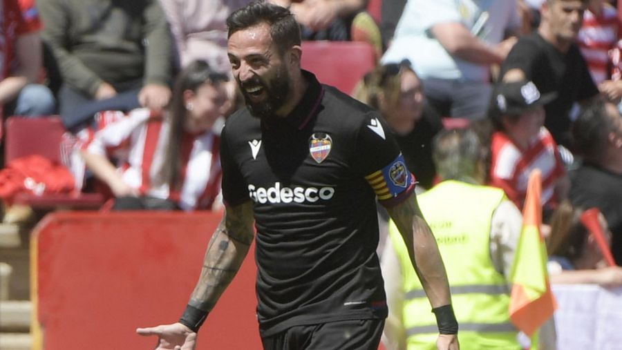 El delantero del Levante José Luis Morales, celebra su gol frente al Granada.