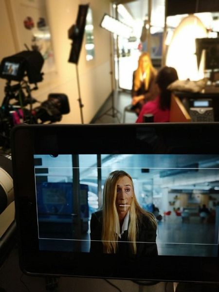 Teresa Parro en la pantalla de realización durante la entrevista para En Portada