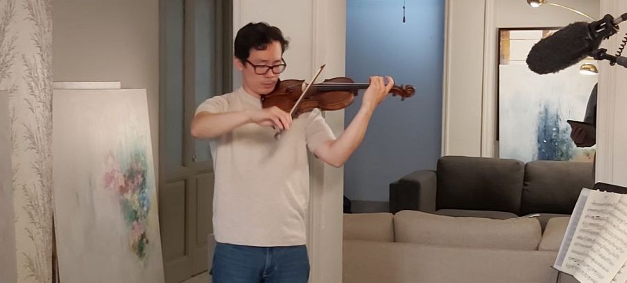 Aaron Lee tocando el violín durante la grabación de En Portada