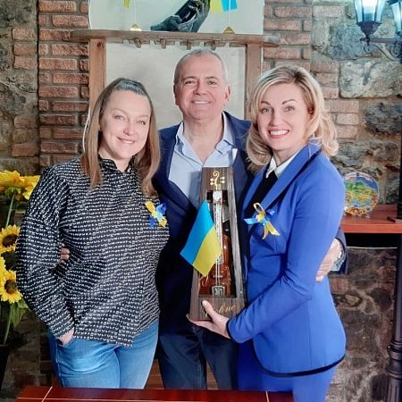 Verónika con el director de Emprende, Juanma Romero, durante la grabación del reportaje.