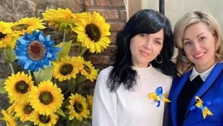 Veronika posa con una joven morena delante de unos girasoles