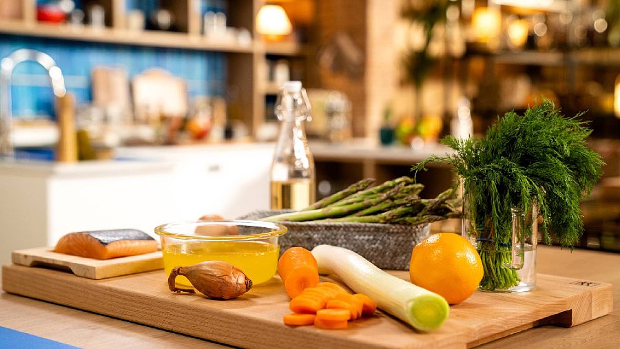 Menudos Torres - Receta de salmón asado en salsa sabayón de naranja y eneldo