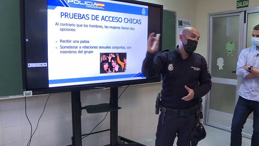 Dos policías explican en un aula a los estudiantes los métodos de captación de las bandas con las chicas.
