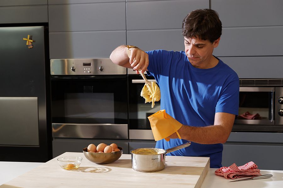 Sergio Fernández cocinando los buñuelos de viento