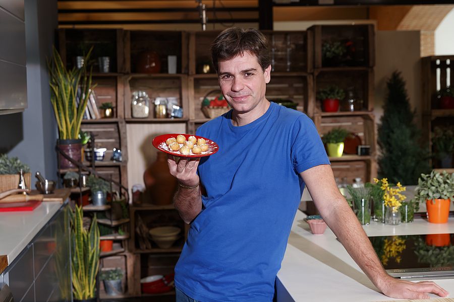 Sergio Fernández con los buñuelos de viento