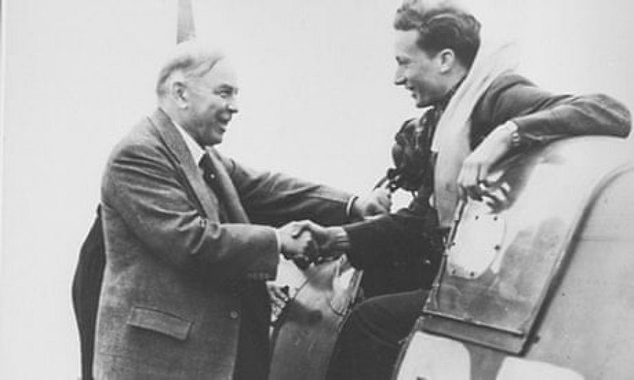El piloto William Ash saludando al primer ministro de Canadà, Mackenzie King, al volver de una batalla aérea, en 1941