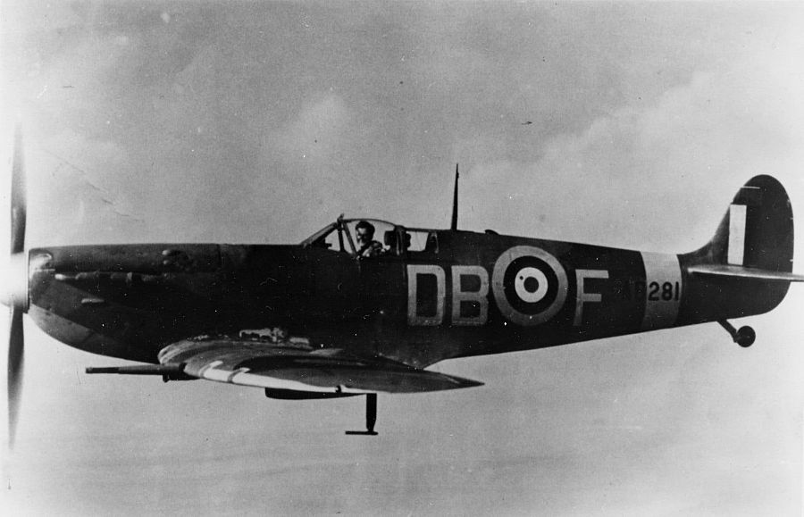 William Ash en su 'spitfire', con el que derribar a un buen número de cazas alemanes. Este avión no dejó de fabricarse nunca durante la contienda