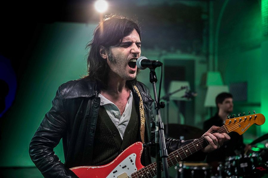 Xarim ArestXarim Aresté amb la guitarra elèctrica cantant amb el micròfon a 'Efecte Collins'