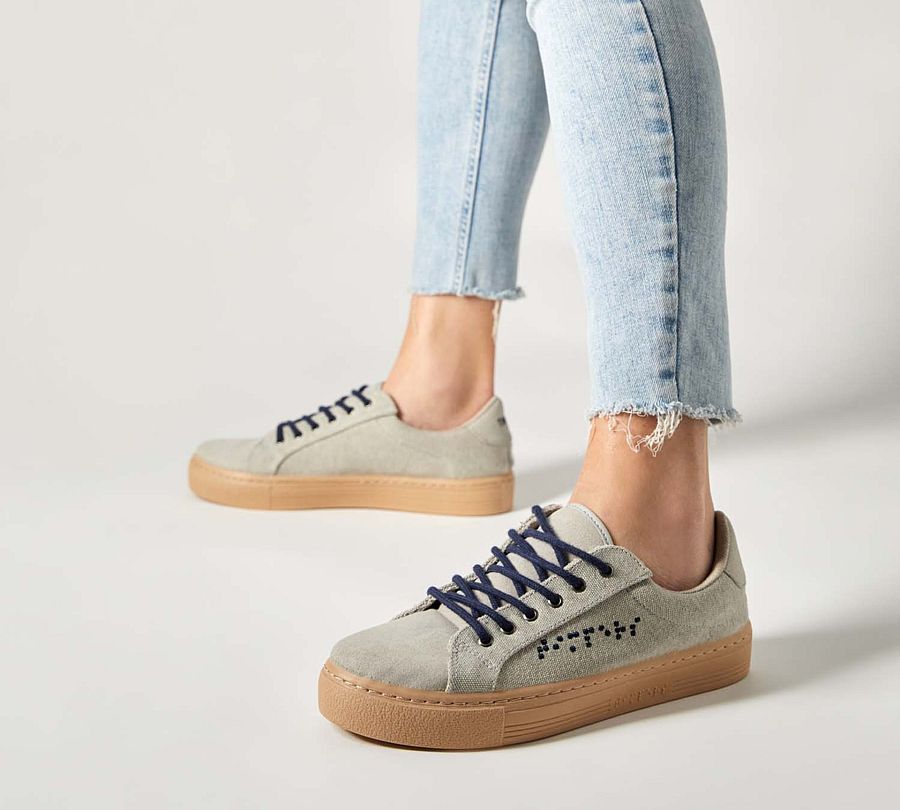 Las zapatillas de la firma española Timpers están diseñadas por personas ciegas y puedes grabar tu propia personalización en braille.