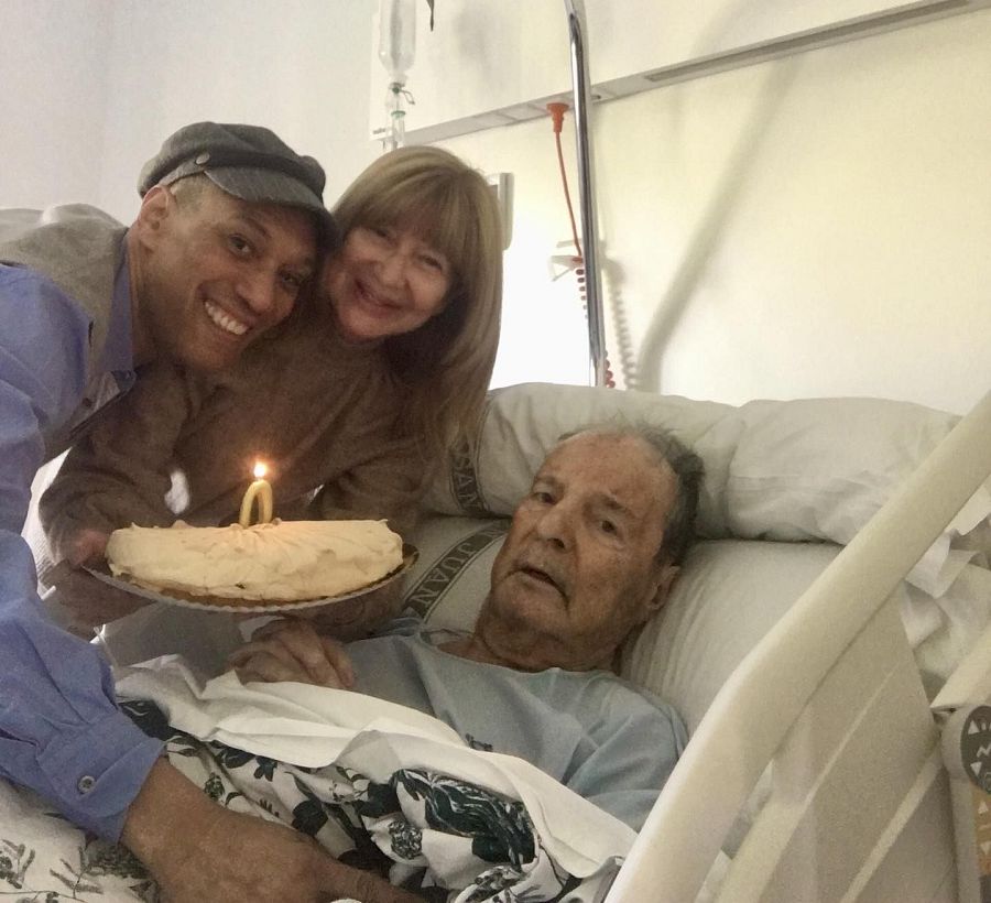 Jesús Mariñas en el hospital, acompañado de su marido Eliot y la periodista Ana Parrilla