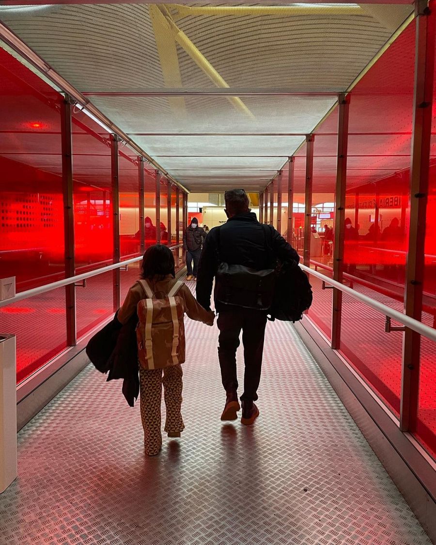 Andreu Buenafuente y su hija Joana cogidos de la mano