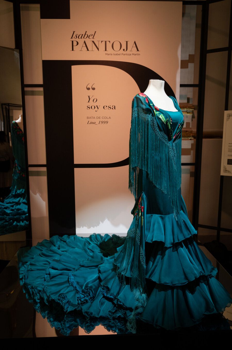 Bata de cola de Isabel Pantoja del disco 'A tu vera'