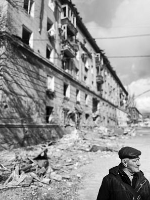 Un vecino paseando por las calles destruidas de Mariúpol