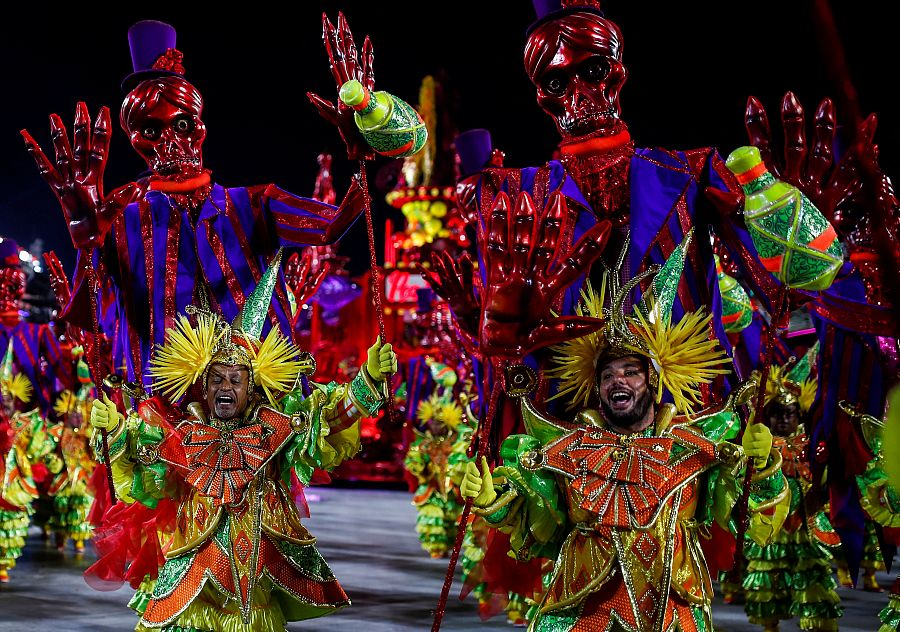 La escuela de samba Unidos do Viradouro actúa durante el carnaval.