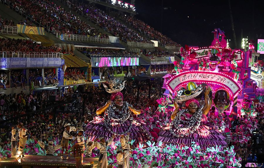 La escuela de samba Mangueira desfila durante el carnaval de Río.