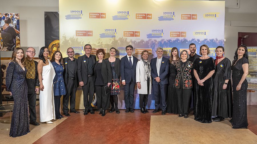 José Manuel Pérez Tornero, con los artistas