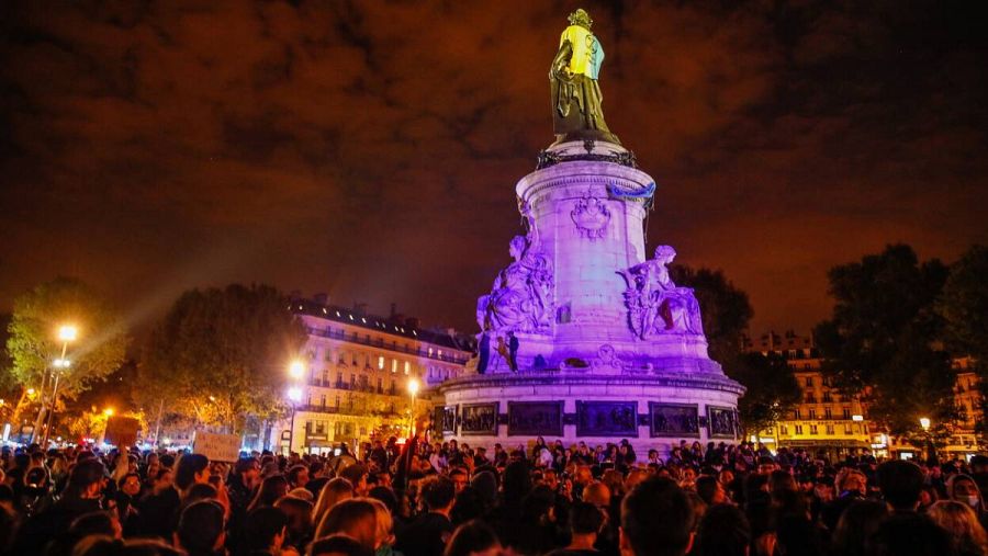 Manifestantes en la Place de la Republique en París, Francia. 