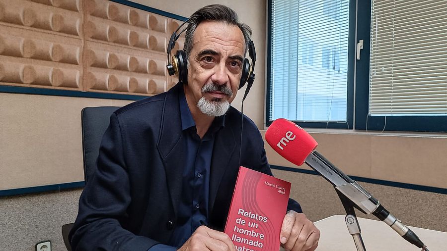 El matrón Manuel LInares mostrando la portada de su libro