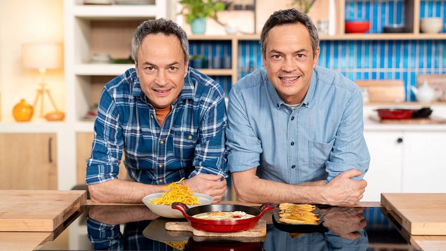 Menudos Torres - Receta de huevos en cocotte con tomate, queso de cabra y sobrasada