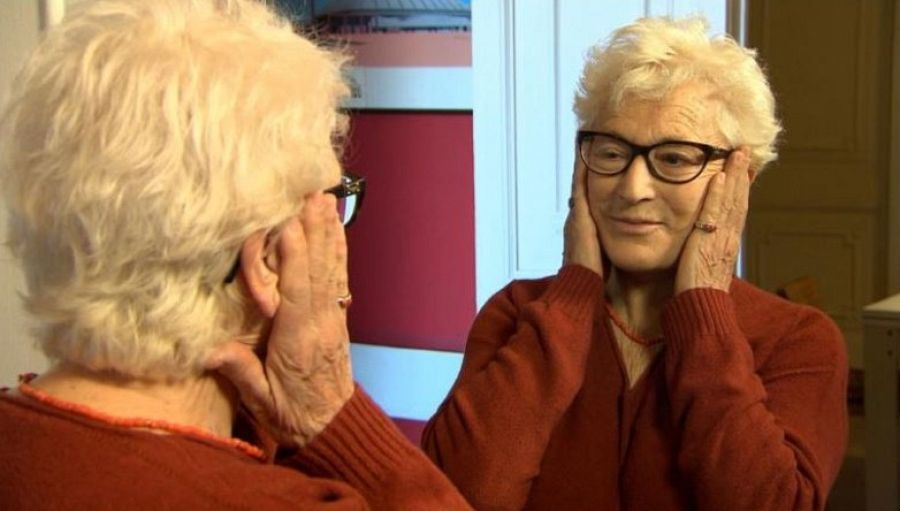 Mare de cinc criatures i àvia de vuit nets, Carme Cases era ja divorciada el 1984. Considera que tenir criatures actualment és una heroïcitat