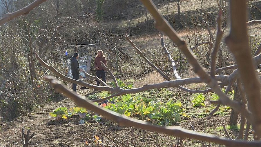 Paco conversa con el reportero de Comando Actualidad en la Siberia andaluza