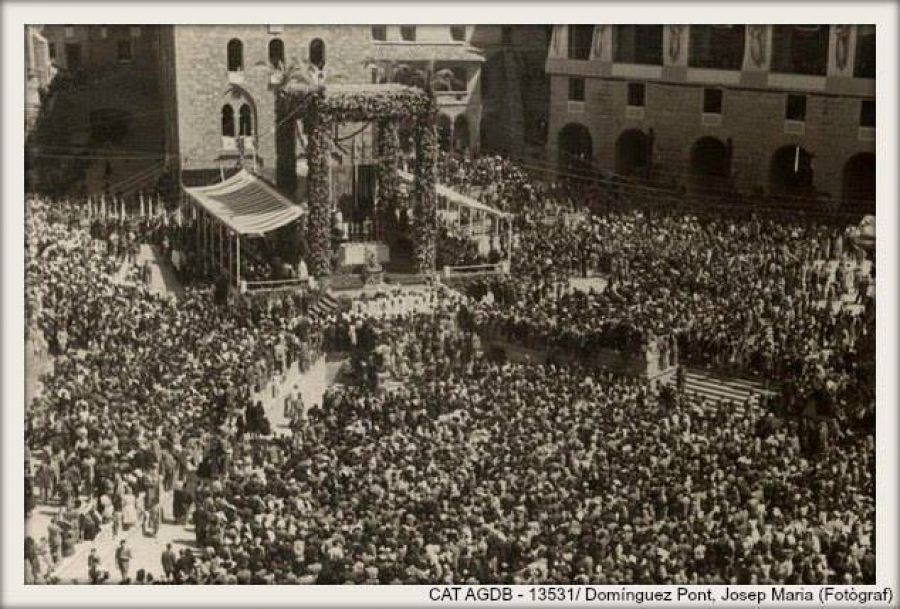 Aspecte de la plaça de Santa Maria amb l'altar instal·lat a l'aire lliure el 27 d'abril del 1947