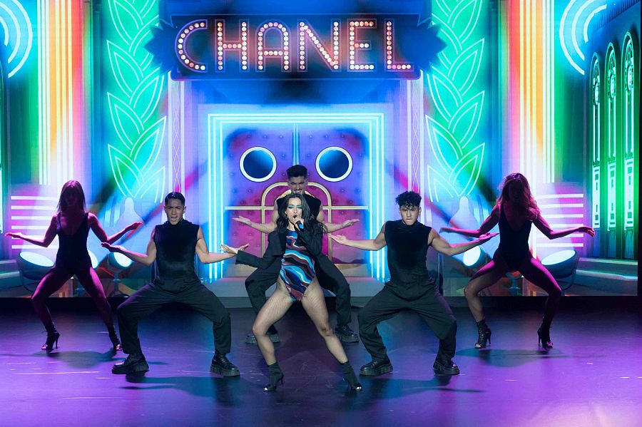 Actuació de Chanel amb els ballarrins a l'escenari