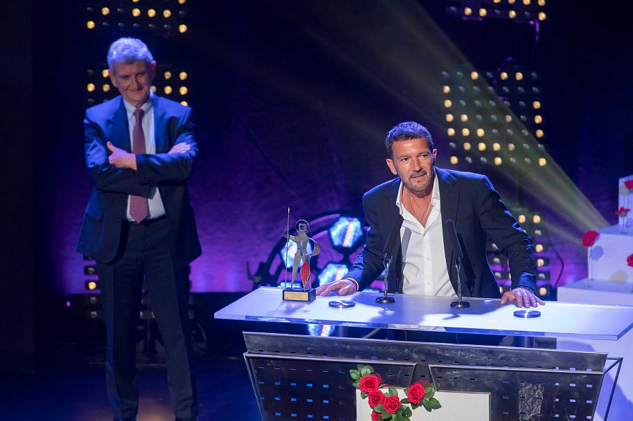 Antonio Banderas recull el premi a l'escenari, darrere José Manuel Pérez Tornero
