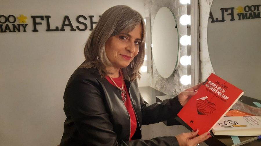 La escritora Coral Herrera antes de su entrevista con Objetivo Igualdad
