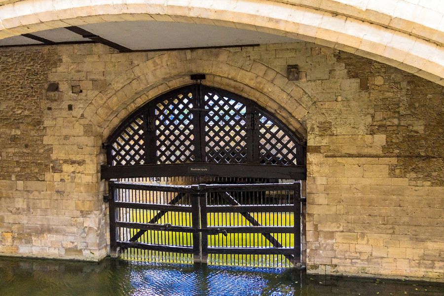 Dos hermanos cruzaron esta puerta en los mismos días de 1536 para ser decapitados: Ana, reina de Inglaterra, y su hermano Jorge. Es la 'Puerta de los traidores' de la Torre de Londres