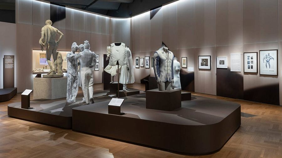 El Apolo Belvedere y el Hermes Farnesio se contraponen a anuncios de Calvin Klein. Armani o Jean-Paul Gaultier.