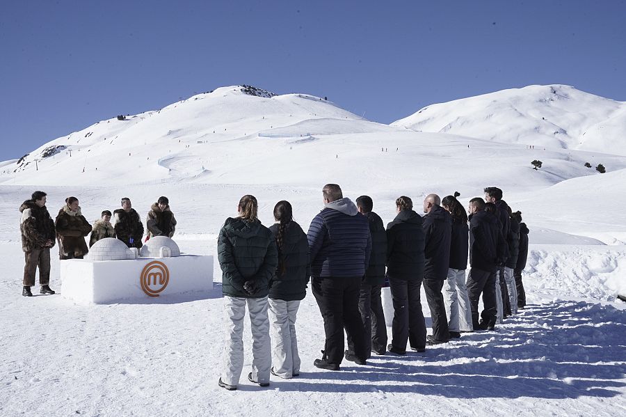 Aspirantes y jurado en la nieve