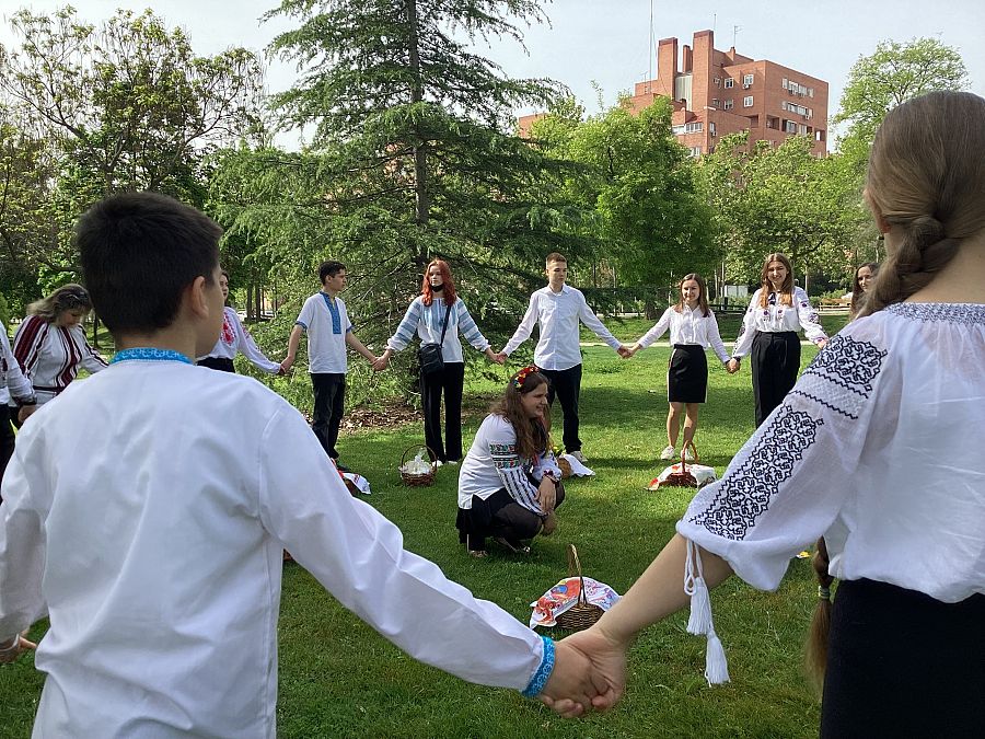 Los alumnos de la escuela de apoyo ucraniana celebran la Pascua ortodoxa