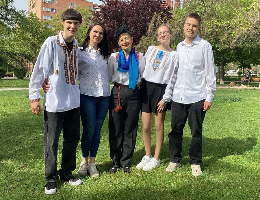 De izquierda a derecha: Matviy, Lesa, Ivanna, Cristina (otra alumna de la escuela y traductora para este reportaje) e Igor