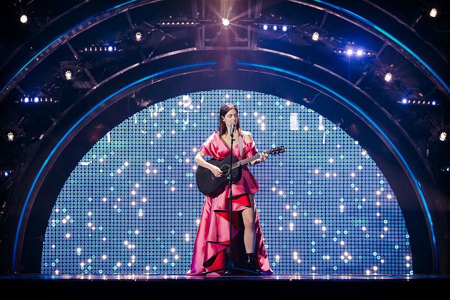 Mia Dim¿ic, vestida de rosa fucsia en Eurovisión 2022