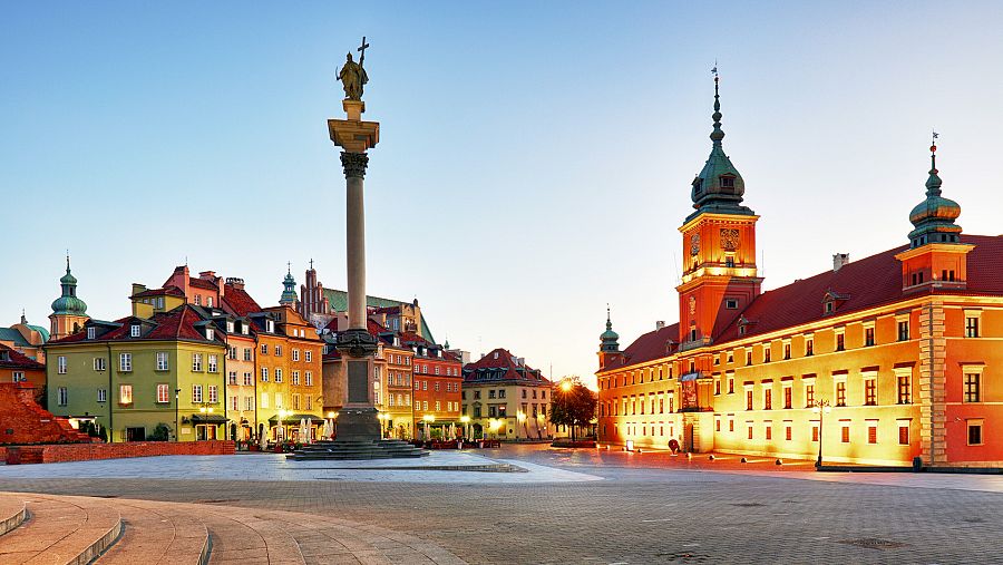 Plaza del casco antiguo de Varsovia por la noche.