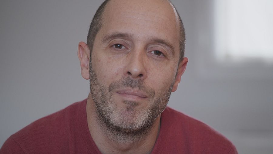 Primer plano de Javier, empresario arruinado por una secta esotérica