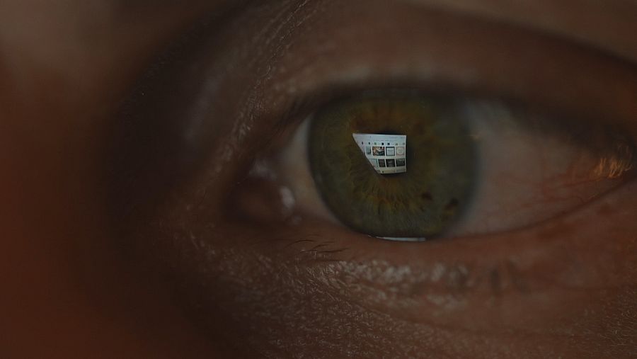 Redes sociales reflejadas en el interior de un ojo humano.