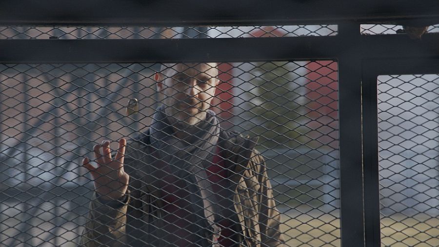 Javier, exadepto de una secta esotérica, tras una verja.